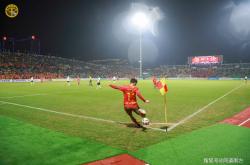 英雄联盟总决赛2025-包含足球比赛现场气氛热烈，球员斗志昂扬的词条