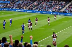 英雄联盟总决赛-阿布维尔队在主场比赛中全力以赴