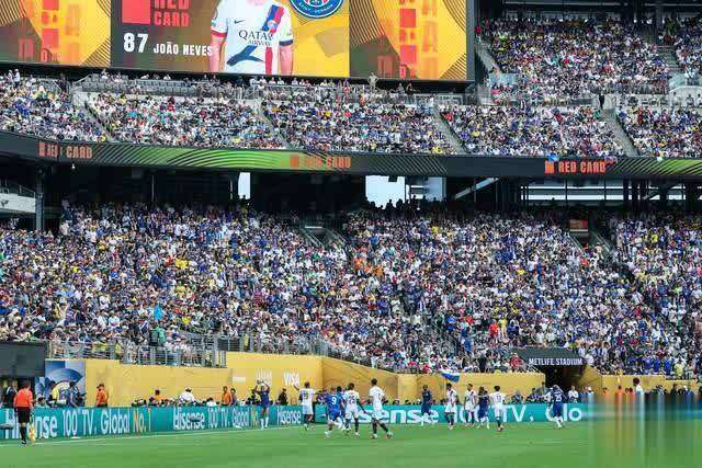 包含世俱杯赛场上精彩纷呈，球迷观赛热情高涨的词条