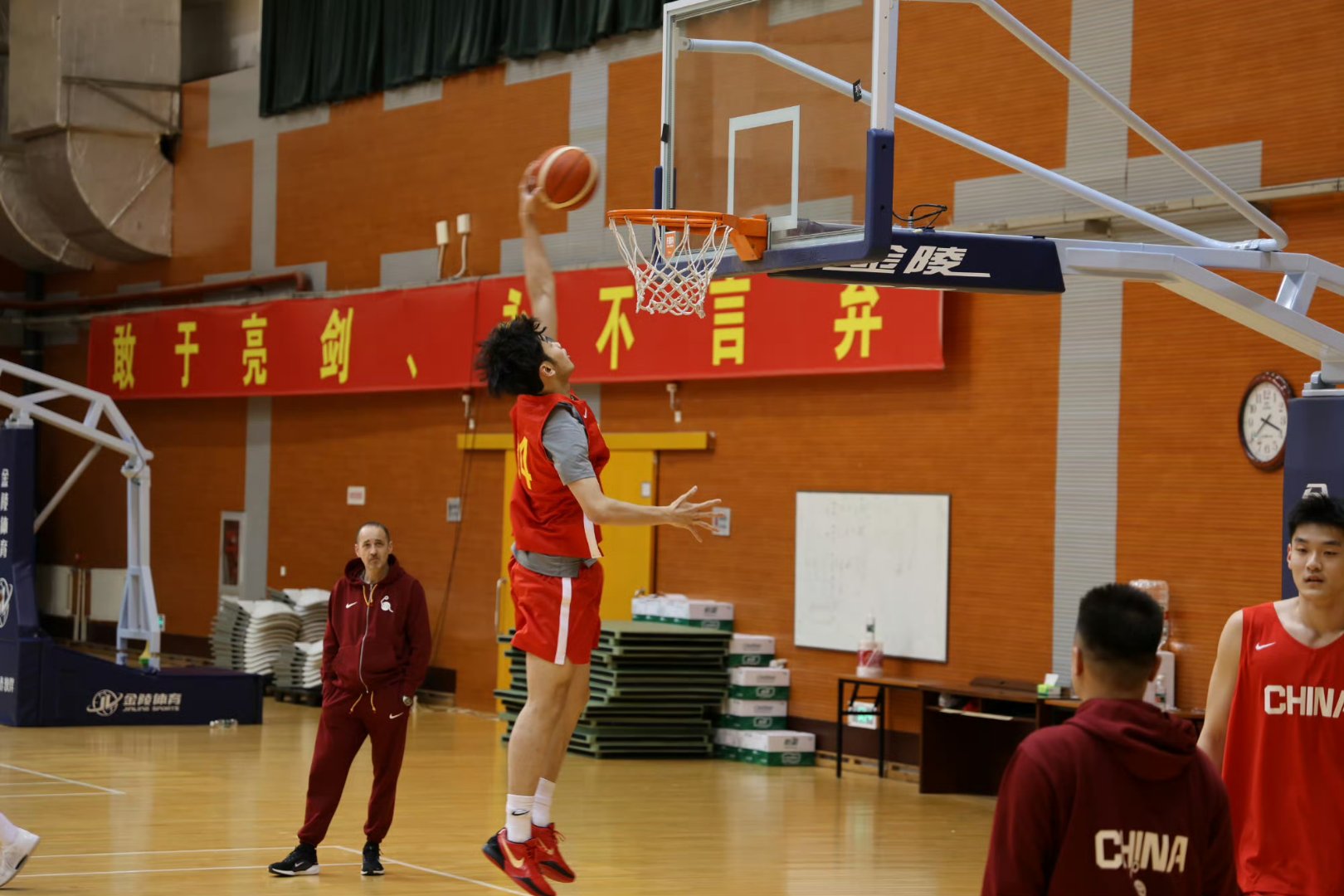 青年篮球选手备战比赛，展现实力