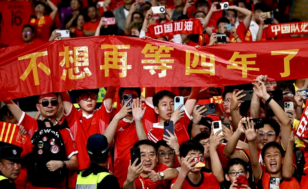 英勇奋战,球队在比赛中克服困难取得胜利 英勇奋战,球队在比赛中克服困难取得胜利