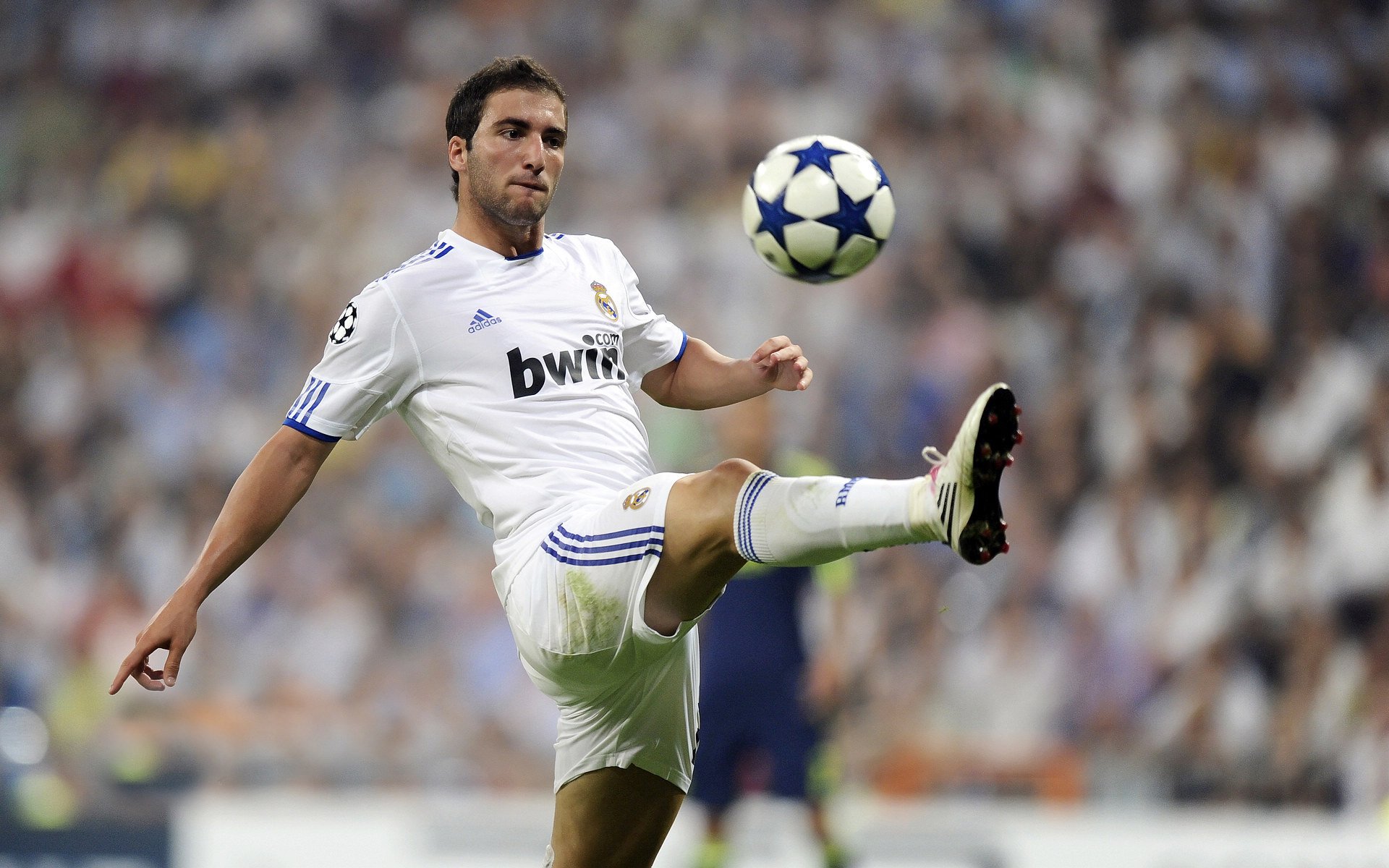 平行时空的轰鸣,当F1引擎遇见足球心脏